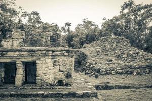 antiguo sitio maya con templo ruinas pirámides artefactos muyil mexico. foto