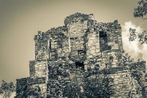 antiguo sitio maya con templo ruinas pirámides artefactos muyil mexico. foto