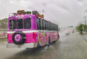 playa del carmen quintana roo méxico 2022 el autobús rosa xcaret conduce bajo fuertes lluvias en la autopista méxico. foto