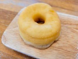 topping de donut clásico con azúcar en placa de madera.