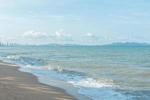 la playa de pattaya, tailandia, da la bienvenida a los turistas. foto