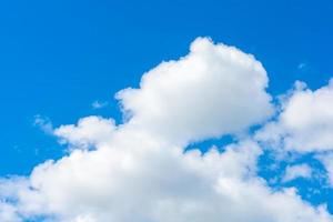 cielo azul con hermosas nubes foto