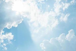 cielo azul con nubes blancas foto