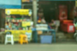 desenfoque de cafetería y tienda de comestibles en la calle. foto