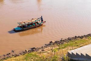 barco y pescador en el río. foto