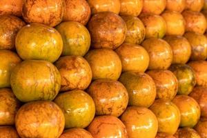 un montón de naranjas dispuestas a la venta en el mercado. foto