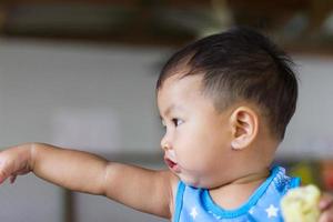 cara de niño señalando foto