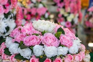 hermoso ramo de rosas blancas y rosas artificiales. foto