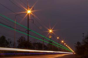 iluminación de lámparas y faros en caminos rurales. foto