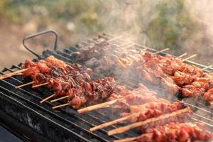 brochetas de pollo a la parrilla con humo. foto