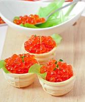 tartaletas con caviar rojo foto