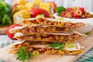 quesadilla mexicana envuelta con pollo, maíz y pimiento dulce y salsa foto