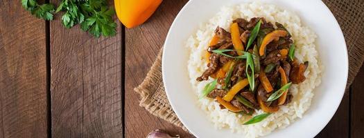 salteado de ternera con pimientos dulces, judías verdes y arroz foto