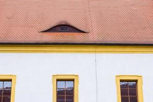 fachada de una antigua casa alemana con ventanas de madera y paredes blancas foto