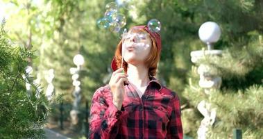 jovem brincar com bolhas de sabão ao ar livre video