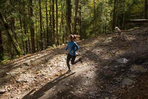 joven corredora entrenando en el bosque de otoño