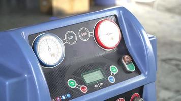 Servicing car air conditioner. fill car air conditioner. Servicing car air conditioner. Service station. video