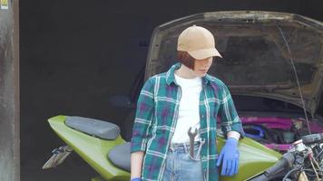 mecânico feminino consertando carro em uma garagem video