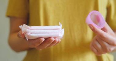 Nahaufnahme der Menstruationstasse in den Händen der Frau. Zero Waste und umweltfreundliches Konzept video