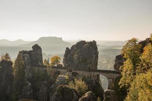 paisaje otoñal con montañas y puente bastei foto