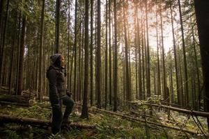 joven excursionista en el bosque de otoño foto