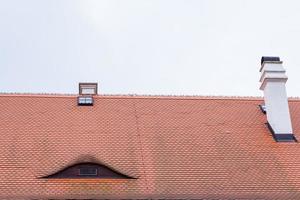 fachada de una antigua casa alemana con ventanas de madera y paredes blancas foto