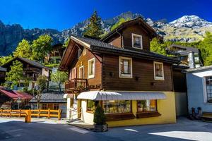 chalet y hoteles en pueblo suizo en los alpes, leukerbad, leuk, vis foto