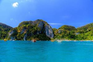 barcos y rocas, isla phi phi don, mar de andaman, krabi, thailan foto