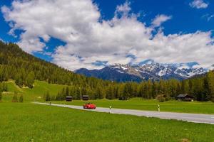 porsche rojo 911 997 en las montañas de los alpes, davos, graubuenden, swit foto