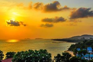 hermosa puesta de sol de hadas en la isla de koh phangan, suratthani, thaila