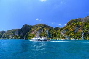 transbordadores y rocas, isla phi phi don, mar de andaman, krabi, thail
