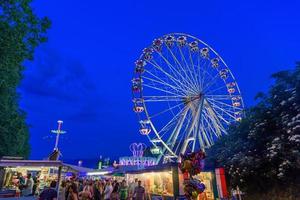 rueda de la fortuna en el parque de atracciones en lausana, suiza foto