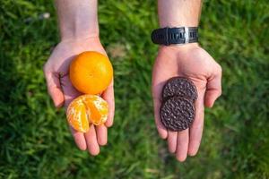 hombre que elige entre alimentos saludables y nocivos. concepto de alimentación y estilo de vida. foto