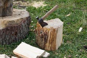 cerrar la imagen de cortar leña, foto de campo con madera y hacha