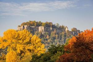 paisaje de la fortaleza de konigstein suiza sajona, viaje de otoño en la bastilla sajona foto