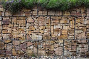 muro de gaviones con decoración de plantas al aire libre foto