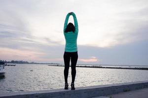 joven atleta entrenando al aire libre en climas fríos foto