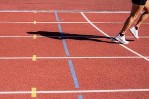 pista de atletismo para todo clima, carriles naranjas y blancos para entrenamiento de carrera foto