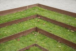 cerrar partes del diseño moderno de jardinería, plantas al aire libre en verano foto