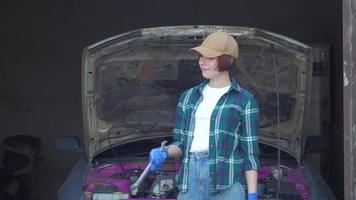 Coche de fijación mecánica femenina en un garaje video