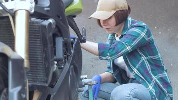 Coche de fijación mecánica femenina en un garaje video