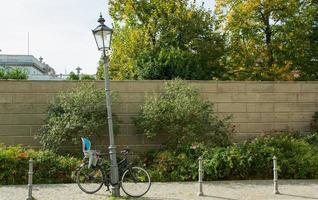 estacionamiento de bicicletas al aire libre en las calles foto