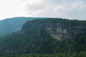 paisaje en las montañas en el parque nacional de Suiza Checa, bosque de pinos y rocas foto