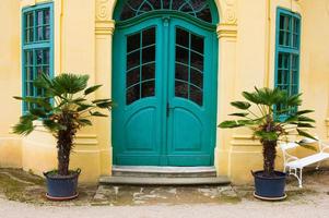 facede de la antigua casa europea en colores amarillo y turquesa foto