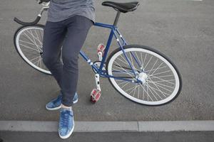 hombre ciclista montando bicicleta retro deportiva de piñón fijo. foto