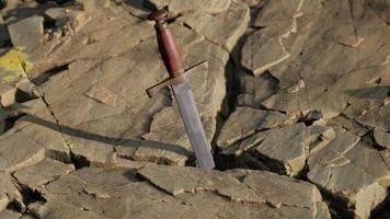Excalibur-Schwert aus felsigem Stein bei Sonnenuntergang video