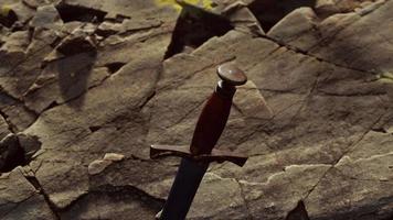 Excalibur-Schwert aus felsigem Stein bei Sonnenuntergang video