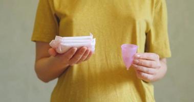close-up van menstruatiecup in handen van de vrouw. nul afval en milieuvriendelijk concept