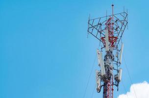 torre de telecomunicaciones con cielo azul y fondo de nubes blancas. la antena en el cielo azul. poste de radio y satélite. tecnología de la comunicación. industria de las telecomunicaciones Red móvil o de telecomunicaciones 4g.