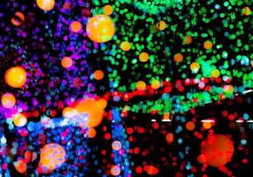 luz de decoración de navidad y feliz año nuevo. fondo colorido bokeh con hermoso patrón. luz de Navidad desenfocada en la noche de fiesta. fondo de bokeh de vacaciones de navidad. guirnalda de iluminación. foto